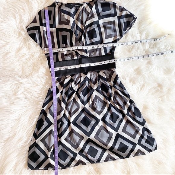 Express V Neck Geometric Print Cap Sleeve Dress - Picture 6 of 8